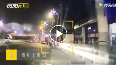 بالفيديو.. شاب يعتدي على حبيبته بالركلات وسط الطريق