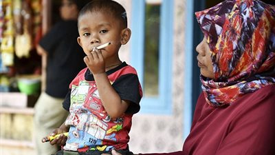 إقلاع الطفل مدمن السجائر عن التدخين بتدخل من الحكومة (فيديو وصور)