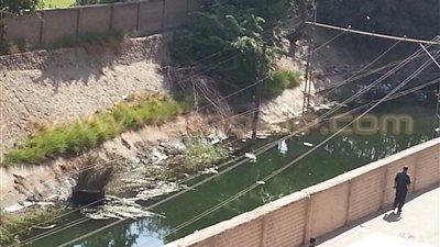 بالصور.. شريط مترو مصر الجديدة يغرق في مياه الصرف الصحي