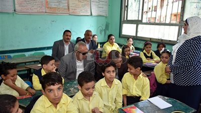 محافظ الشرقية «تلميذً» في الحصة الأولى بمدرسة طلبة عويضة الابتدائية