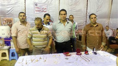 بالصور.. وزير الداخلية يصرف مكافأة مالية لضباط مباحث ثالث الإسماعيلية