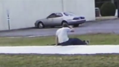 بالفيديو.. شاب متهور يتسبب في سقوط صديقه بطريقة مروعة