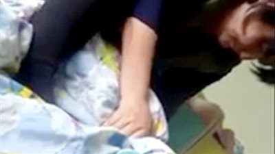 معلمة تحاول خنق رضيعة لإسكات صراخها (فيديو وصور)