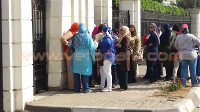 بالصور.. توافد أولياء أمور طلبة المدارس التجريبية أمام محافظة الجيزة