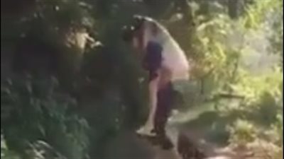 بالفيديو.. سقوط مروع لشاب وحبيبته في المياه