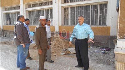 بالصور.. غضب وكيل «تعليم أسوان» من تدنى النظافة بالمديرية