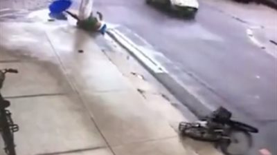 لقطات صادمة لسائق دراجة يتعرض لحادث دهس (فيديو)