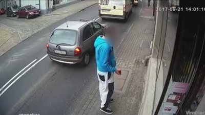 بالفيديو.. عقاب مروع لرجل حطم واجهة متجر