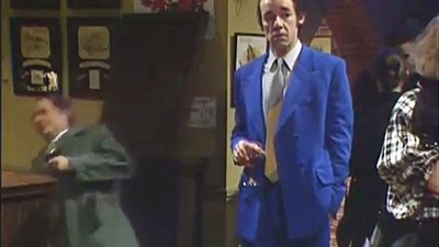 موقف محرج لشاب حاول التعرف على فتاة (فيديو وصور)