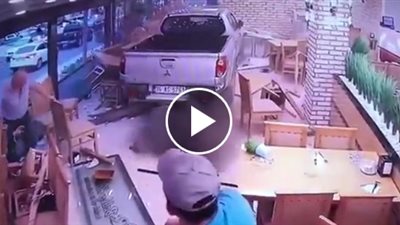 لحظة اقتحام سيارة مسرعة مطعم (فيديو)