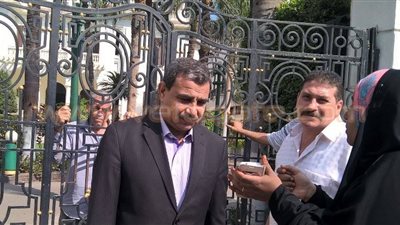 بالفيديو والصور.. مسئول بـ «الجيزة» يستمع لمطالب أولياء أمور طلاب «التجريبية»