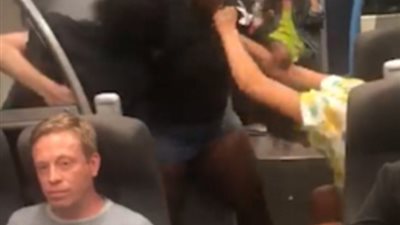 علقة ساخنة لامرأة على يد أخرى بسبب «ساندوتش» (فيديو وصور)