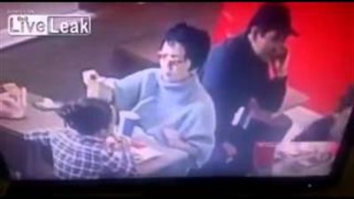 بالفيديو.. شاهد كيف سرق «حرامى» امرأة داخل مطعم «كنتاكى»