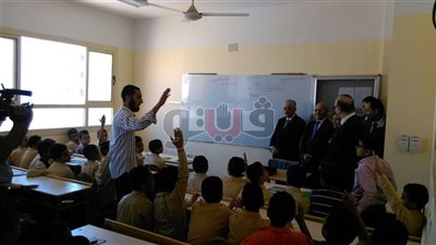 بالصور.. «الباشا تلميذ».. مسئولون حضروا الحصة الأولى.. وزير التعليم يجلس على الدكة في الأسمرات.. محافظ مطروح يستمع للشرح.. و«سعيد» يدرس تعريف المواطنة مع طلاب الشرقية