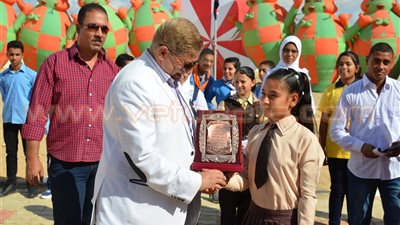 بالفيديو.. طالبة تستضيف محافظ الإسماعيلية بفقرة الإذاعة المدرسية