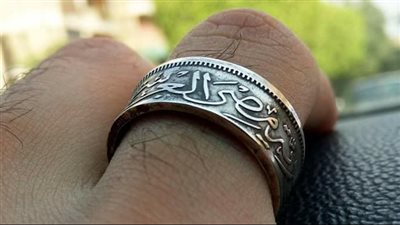 بالصور.. شاهد ما فعله شاب مصري بعملة معدنية قديمة