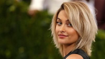 باريس جاكسون تدخن السجائر بقدمها