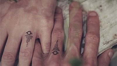 بالصور.. أزواج يستبدلون بالخواتم الوشم والتاتو