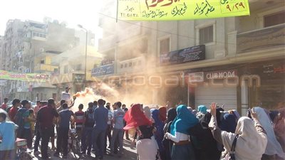 بالصور.. مسيرة إخوانية تسبب الفزع لتلاميذ مدرسة الراهبات بدمنهور