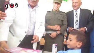 بالفيديو.. تلميذ لمحافظ الإسماعيلية: «يا حضرة المحافظ عايز الكتب»