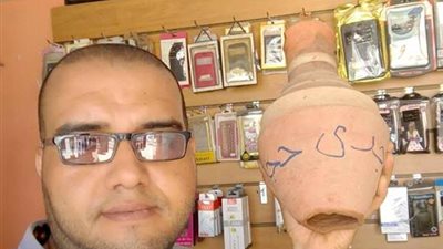 مواطن يكسر «قلة» بعد رحيل محافظ أسوان (فيديو)