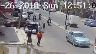 لحظة سرقة 3 لصوص سيارة في وضح النهار (فيديو)