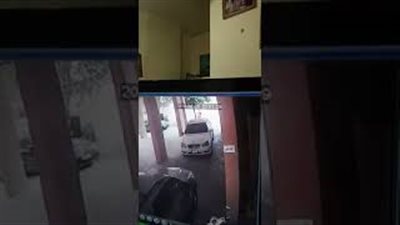 لحظة سرقة لص امرأة في وضح النهار (فيديو)