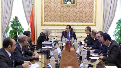 مدبولي يناقش الاستعداد للدراسة مع وزيري التعليم والاتصالات