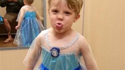 طفل يرتدى زى الأميرة «إلسا» يثير ضجة على الإنترنت
