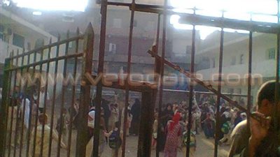 بالصور.. أولياء أمور مدرسة جرفس يتقدمون بشكوى ضد تشغيل المبنى القديم