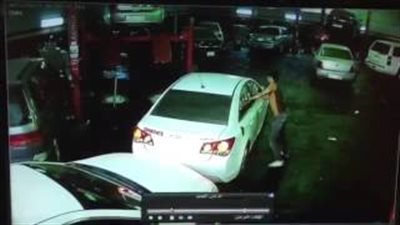 بالفيديو.. رد فعل لص سرق سيارة وتفاجأ بوجود صاحبها داخل الورشة