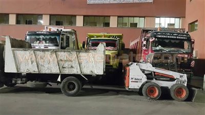 ضبط 4 سيارات نقل ثقيل تلقى مخلفاتها في شبرا الخيمة