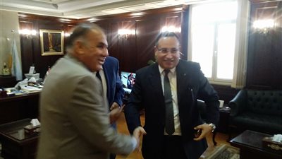 العاملون بديوان الإسكندرية يستقبلون المحافظ الجديد (صور)