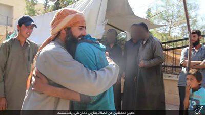 بالصور.. «داعش» يجلد رجالا متهمين بتدخين السجائر وترك صلاة الجماعة