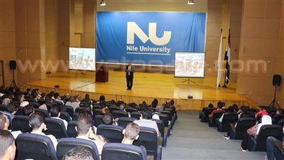 بالصور.. رئيس جامعة النيل يهنئ الطلاب الجدد بالعام الدراسي