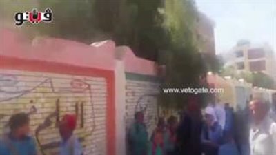 بالفيديو.. أولياء أمور يخرجون أبناءهم من مدرسة آيلة للسقوط بالتجمع