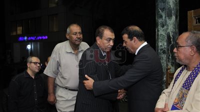 مدير الإنتاج الإعلامي بالداخلية وعبد القادر شهيب في عزاء شقيق عصام كامل