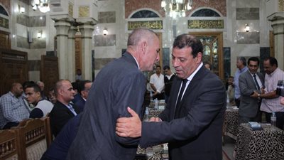 سعد الجيوشي والشافعي يشاركان في عزاء شقيق عصام كامل