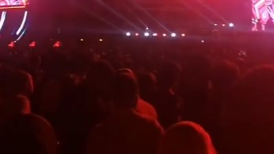 حفل عمرو دياب يرفع شعار «كامل العدد» قبل انطلاقه (فيديو)