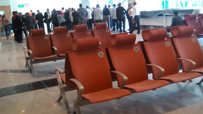 كونترات ومقاعد لذوي الاحتياجات الخاصة في المبنى الجديد بالمطار