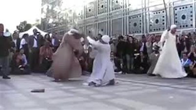 بالفيديو.. صعايدة يشعلون شوارع فرنسا بلعبة العصا