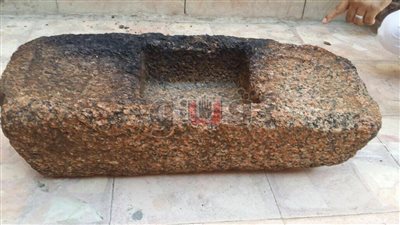 بالصور.. العثور على قطع أثرية خلال تنقيب موظف ومسن بأسوان