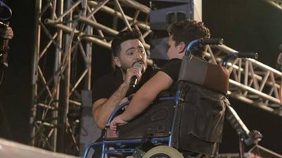 تامر حسني يشعل حفل نادي الشمس ويلبي رغبة طفل قعيد (صور)