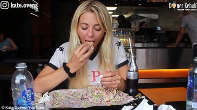 فتاة تتناول ثلاثة كيلو كباب دفعة واحدة (فيديو وصور)