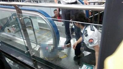 بالصور.. لقطات مروعة ترصد مصرع طفل علق في سلم كهربائى بمحطة مترو