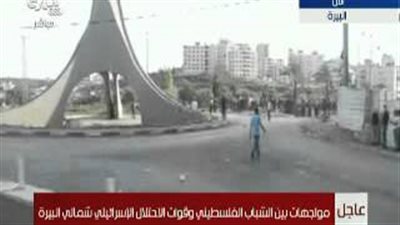 بالفيديو.. مواجهات بين الشباب الفلسطيني وقوات الاحتلال الإسرائيلي شمال البيرة