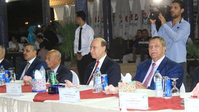 بالصور.. مرشدو قناة السويس يحتفلون بعيدهم ويكرمون مهاب مميش