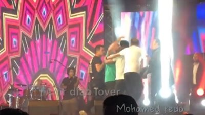 عمرو دياب يضرب الـ«بودي جارد» بسبب «سيلفي» لمعجب اقتحم المسرح (فيديو)