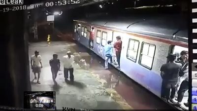 شاب يقفز من قطار متحرك للحاق بلص سرق هاتفه (فيديو)