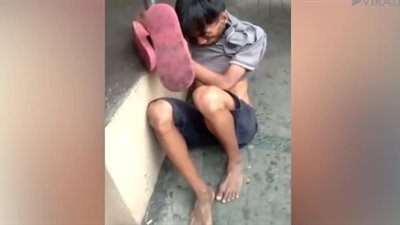 مختل يخترق رقبة امرأة بسيخ كباب (فيديو)